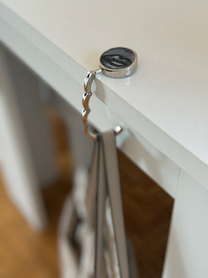 Handbemalter Taschenhalter Lippenmotiv | Faltbar in Gold & Silber