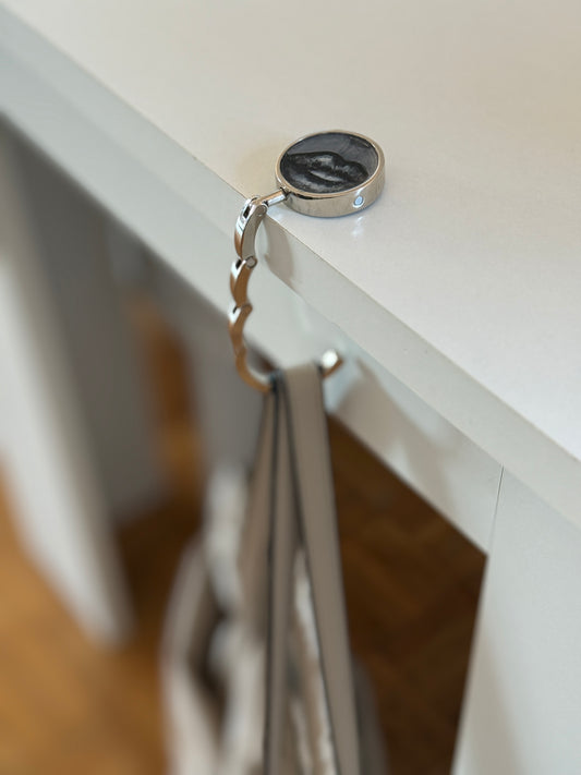Handbemalter Taschenhalter Lippenmotiv | Faltbar in Gold & Silber
